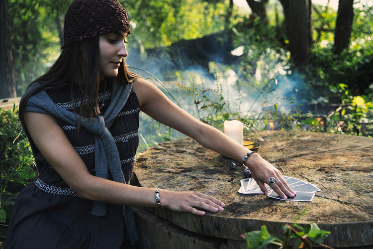 Trollbeads Kraft der Magie, Lifestyle-Aufnahme mit Beads und Armband